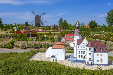 In unserer eigenen Werkstatt arbeiten erfahrene Handwerker, die sich liebevoll um jedes Detail kümmern. Jedes Modell,  wird regelmäßig inspiziert und bei Bedarf restauriert.